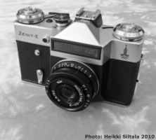 kuva 156172 . Bonuskuva 1/9: täydellinen kokoelmani vuoden 1980 olympialaisten Zenit-kameroita, Zenit E hopea-musta tornilogolla. . 31.7.2010
