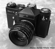 kuva 156173 . Bonuskuva 2/9: täydellinen kokoelmani vuoden 1980 olympialaisten Zenit-kameroita, Zenit E musta tornilogolla. . 31.7.2010