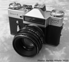 kuva 156174 . Bonuskuva 3/9: täydellinen kokoelmani vuoden 1980 olympialaisten Zenit-kameroita, Zenit E hopea-musta olympiarenkailla. . 31.7.2010