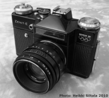 kuva 156175 . Bonuskuva 4/9: täydellinen kokoelmani vuoden 1980 olympialaisten Zenit-kameroita, Zenit E musta olympiarenkailla. . 31.7.2010