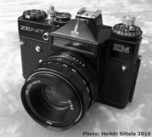 kuva 156177 . Bonuskuva 6/9: täydellinen kokoelmani vuoden 1980 olympialaisten Zenit-kameroita, Zenit EM musta tornilogolla. . 31.7.2010