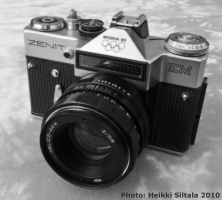 kuva 156178 . Bonuskuva 7/9: täydellinen kokoelmani vuoden 1980 olympialaisten Zenit-kameroita, Zenit EM hopea-musta olympiarenkailla. . 31.7.2010