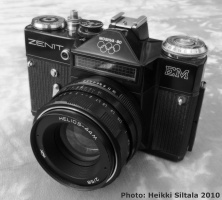 kuva 156179 . Bonuskuva 8/9: täydellinen kokoelmani vuoden 1980 olympialaisten Zenit-kameroita, Zenit EM musta olympiarenkailla. . 31.7.2010